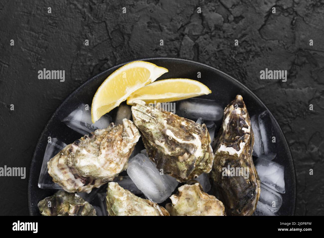 Assiette avec vue sur le dessus avec tranches de citron aux huîtres. Haute qualité et résolution magnifique concept de photo Banque D'Images