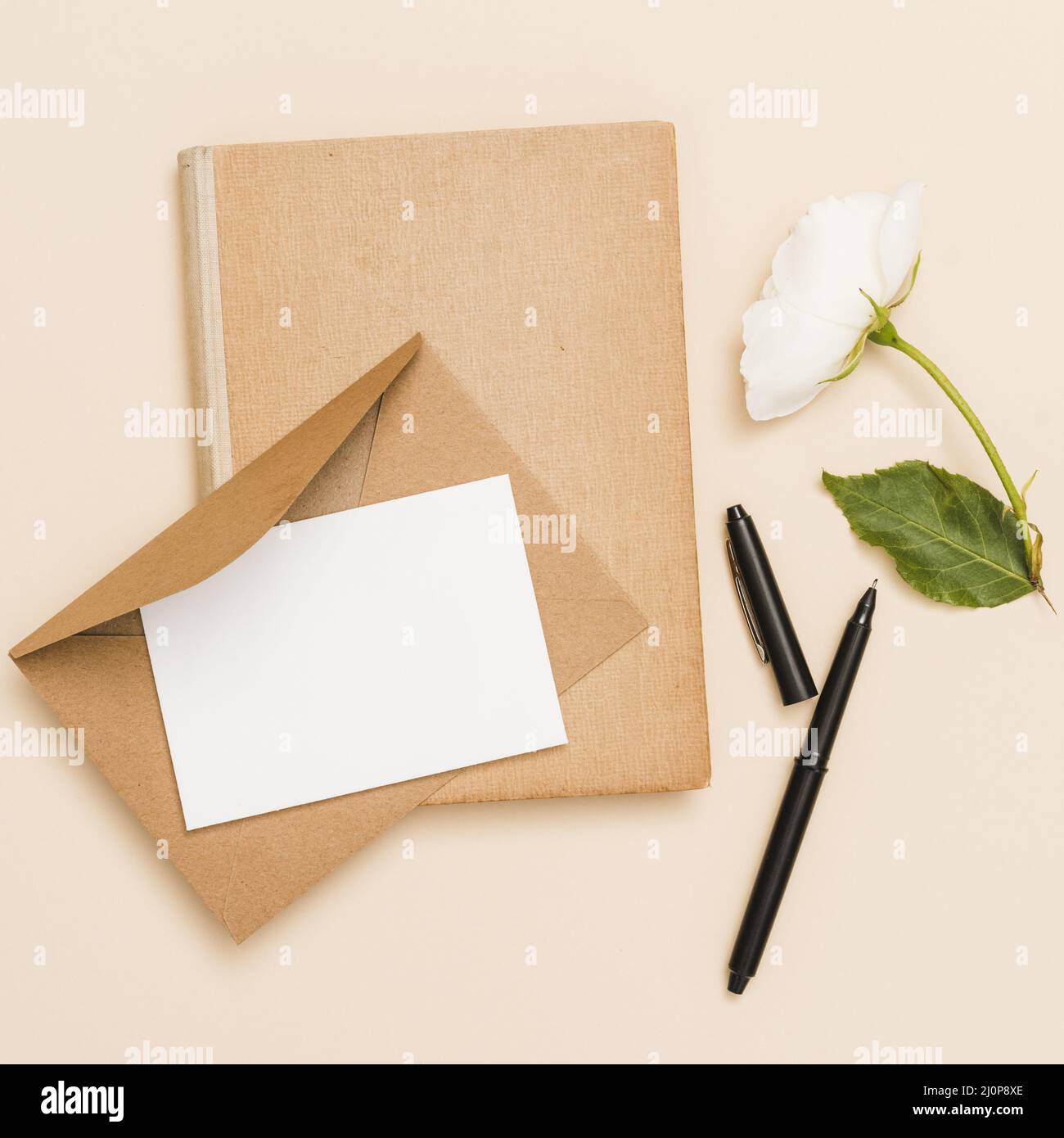 Livre de fleurs avec enveloppe et vue de dessus. Haute qualité et résolution magnifique concept de photo Banque D'Images