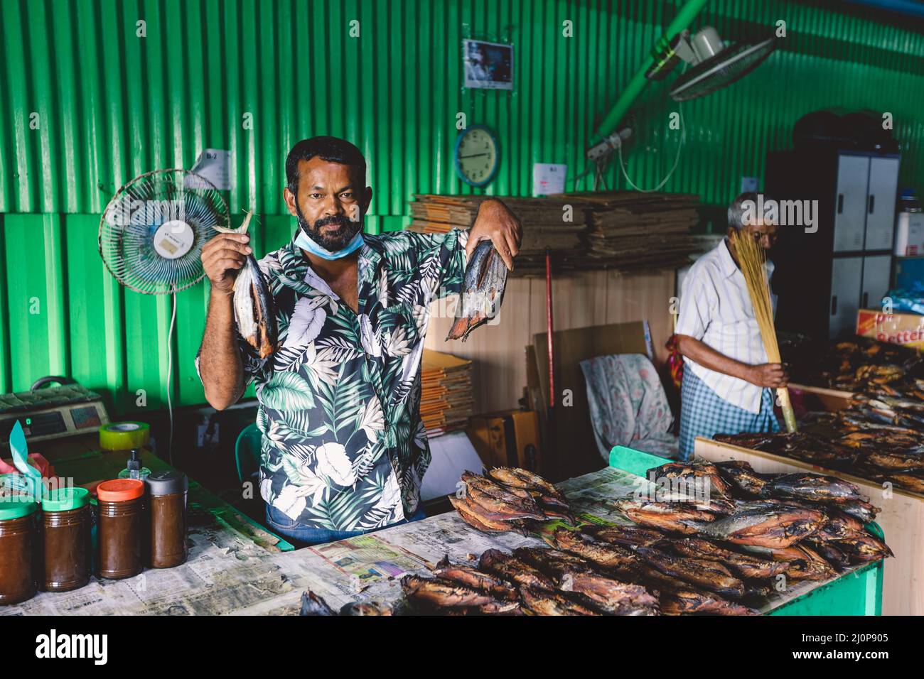 Vendeur local de poisson séché sur le marché central des Maldives de Male City Banque D'Images