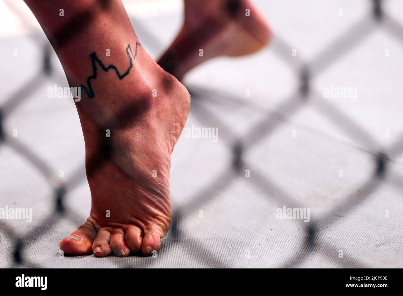 Molly McCannÕs tatouage de l'horizon de Liverpool sur sa cheville lors de son combat de poids de Flyweight féminin contre Luana Carolina au O2, Londres. Date de la photo: Samedi 19 mars 2022. Banque D'Images