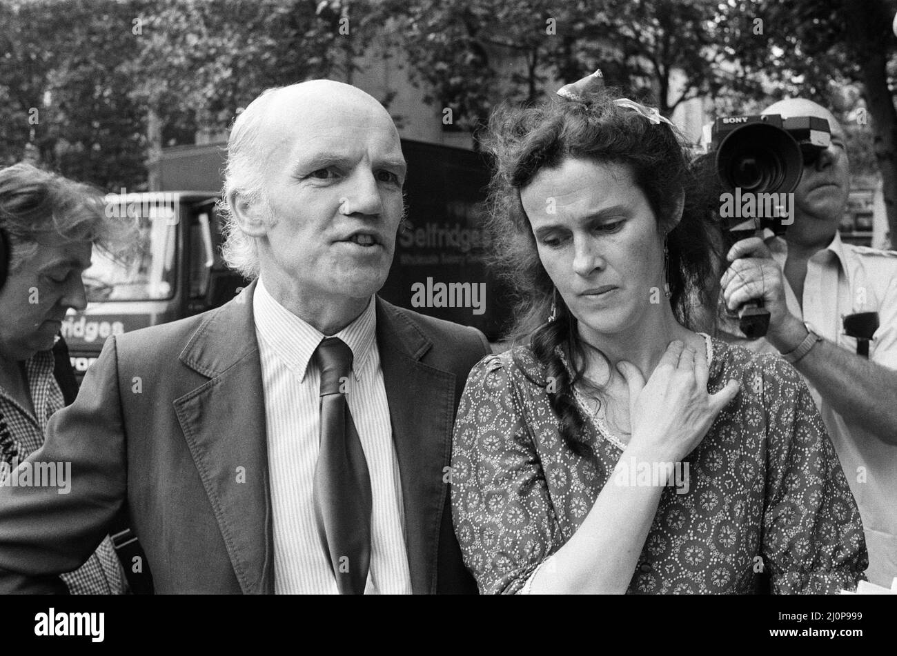 La militante Victoria Gillick quitte la haute Cour avec son mari Gordon Gillick après qu'elle n