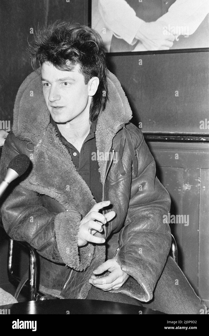 Bono, chanteur principal avec le groupe de rock irlandais U2 de Dublin, photographié lors d'une conférence de presse informelle avant le concert à la salle de danse de Tiffany, Sauchiehall Street, Glasgow, Écosse, 2nd mars 1983. Banque D'Images