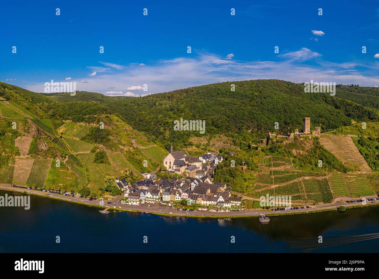 Vue panoramique de l'autre côté, rive gauche de la Moselle sur Beilstein avec château Metternich Banque D'Images