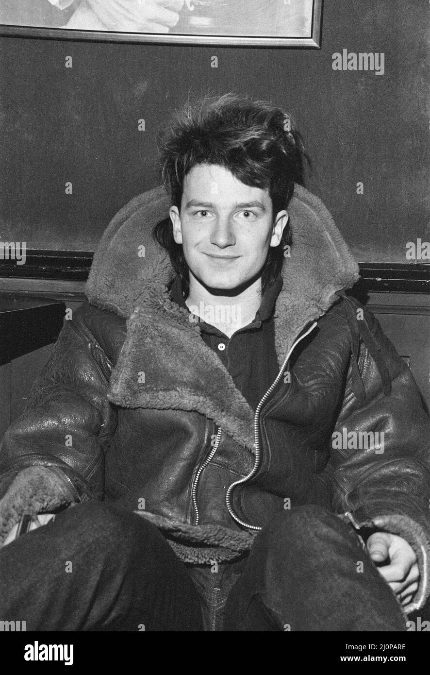 Bono, chanteur principal avec le groupe de rock irlandais U2 de Dublin, photographié lors d'une conférence de presse informelle avant le concert à la salle de danse de Tiffany, Sauchiehall Street, Glasgow, Écosse, 2nd mars 1983. Banque D'Images