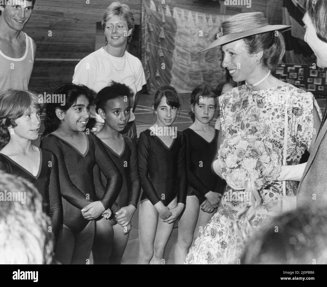 Une visite royale a apporté des sourires aux visages des jeunes et des vieux à Coventry aujourd'hui. Les écoliers locaux ont applaudi à l'arrivée de la princesse Anne à l'école Sidney Stringer de la ville. La princesse a été officiellement accueillie par le maire de la ville, le conseiller Joe Thompson, et présentée aux jeunes du Coventry and Warwickshire Award Trust basé à l'école. La princesse, qui a l'air cool dans un rouge et blanc deux pièces et un chapeau à large bord, appelé un bateau de canal qui sera exploité par la fiducie pour fournir des vacances pour les handicapés. Le nom du bateau, Kingfisher, a été l'entrée gagnante par First-y Banque D'Images