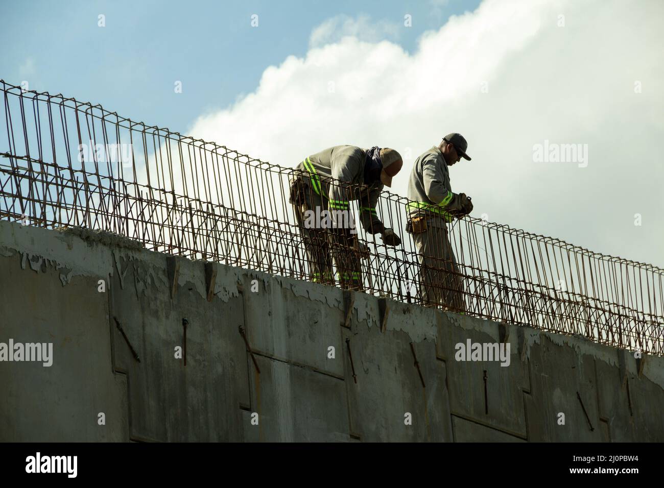 Goias, Brésil – 19 mars 2022 : travailleurs de l'hôtel de ville, en uniforme, effectuant un travail public. Fonctionnaires municipaux travaillant sur un pont. Banque D'Images