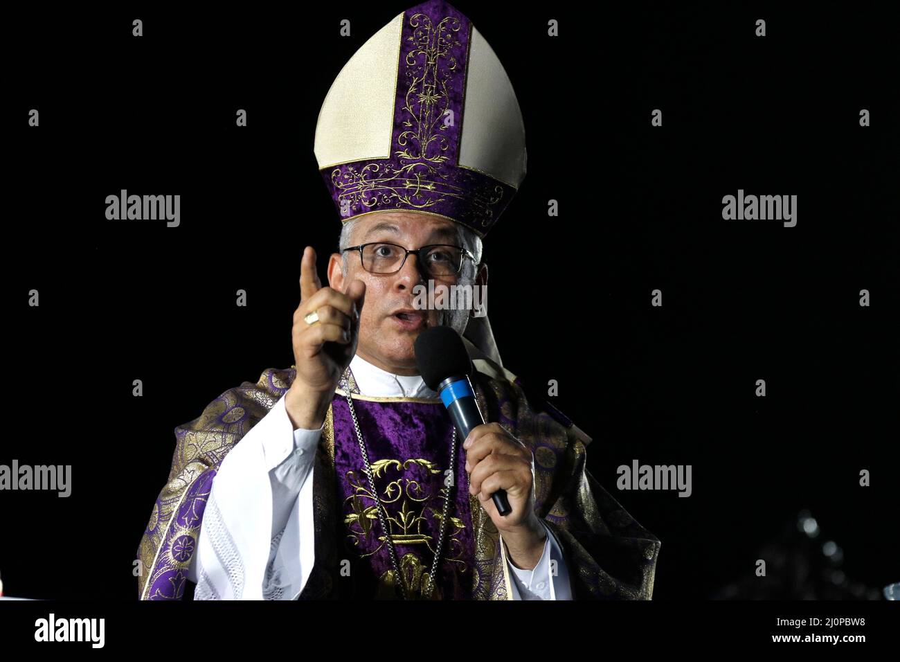 L'évêque diocésain de Petrópolis, Dom Gregório Paixão, célèbre la messe. Priez en l'honneur des victimes Banque D'Images