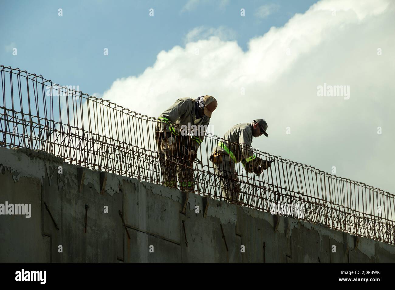 Goias, Brésil – 19 mars 2022 : travailleurs de l'hôtel de ville, en uniforme, effectuant un travail public. Fonctionnaires municipaux travaillant sur un pont. Banque D'Images