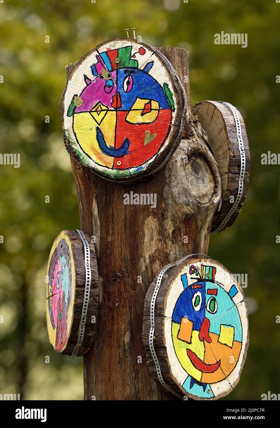 Œuvre d'art décapant des disques d'arbre de pieu, conçu par des enfants, projet d'art Halver, Allemagne, Europe Banque D'Images