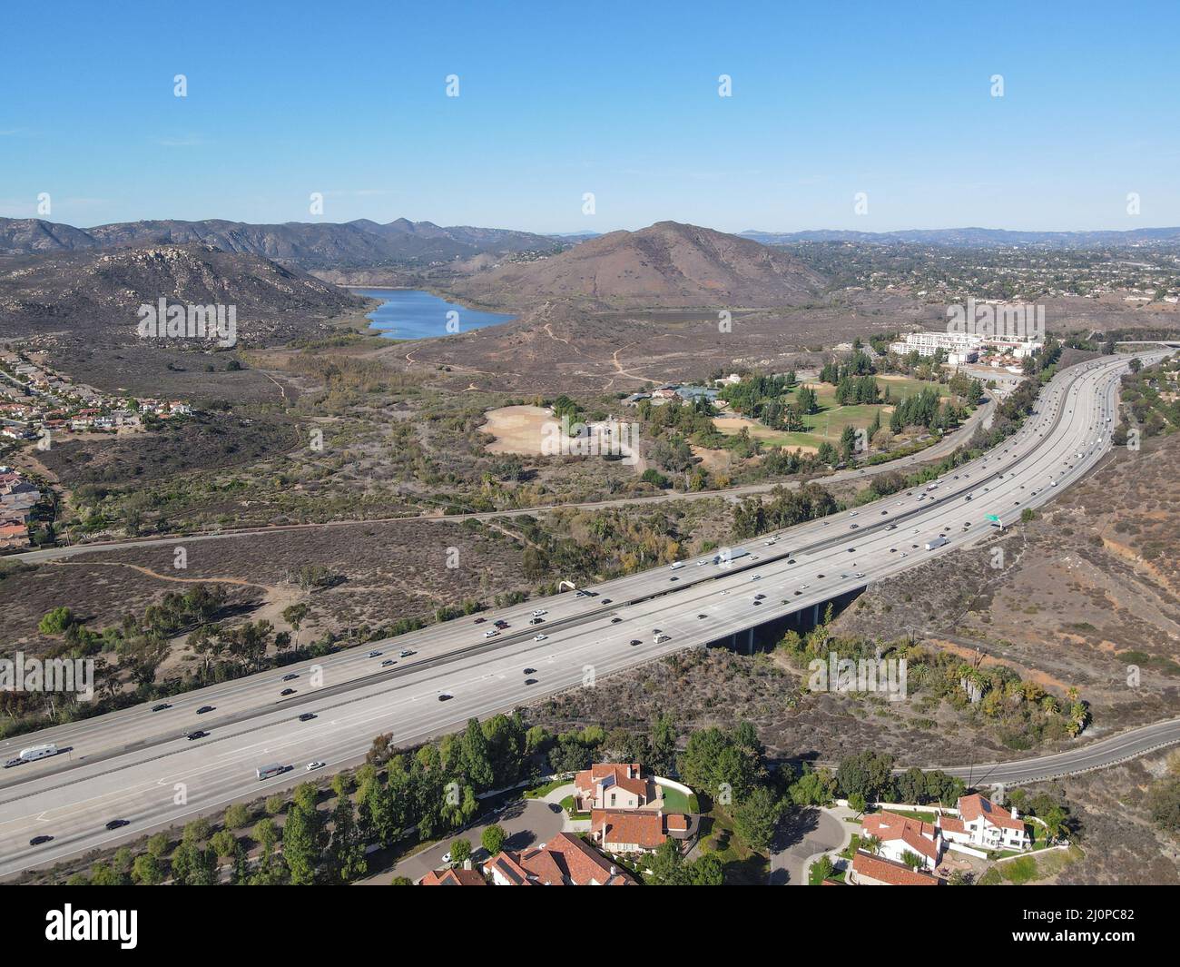 Vue aérienne de l'autoroute avec circulation entourée de maisons, Interstate 15 avec mouvement en véhicule. Banque D'Images