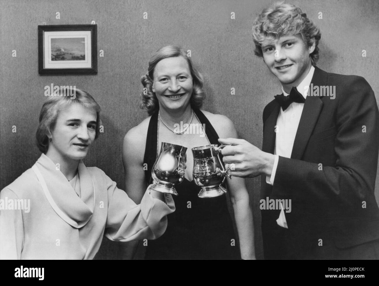 L'athlète Steve Cram médaillée d'or olympique Mary Peters (au centre) présente les prix au champion du monde de 1500 mètres Steve Cram et à la championne britannique du judo ouvert Carol Briggs lors du dîner sportif de l'année des brasseries Vaux Nord à Sunderland le 15 mars 1984 Banque D'Images