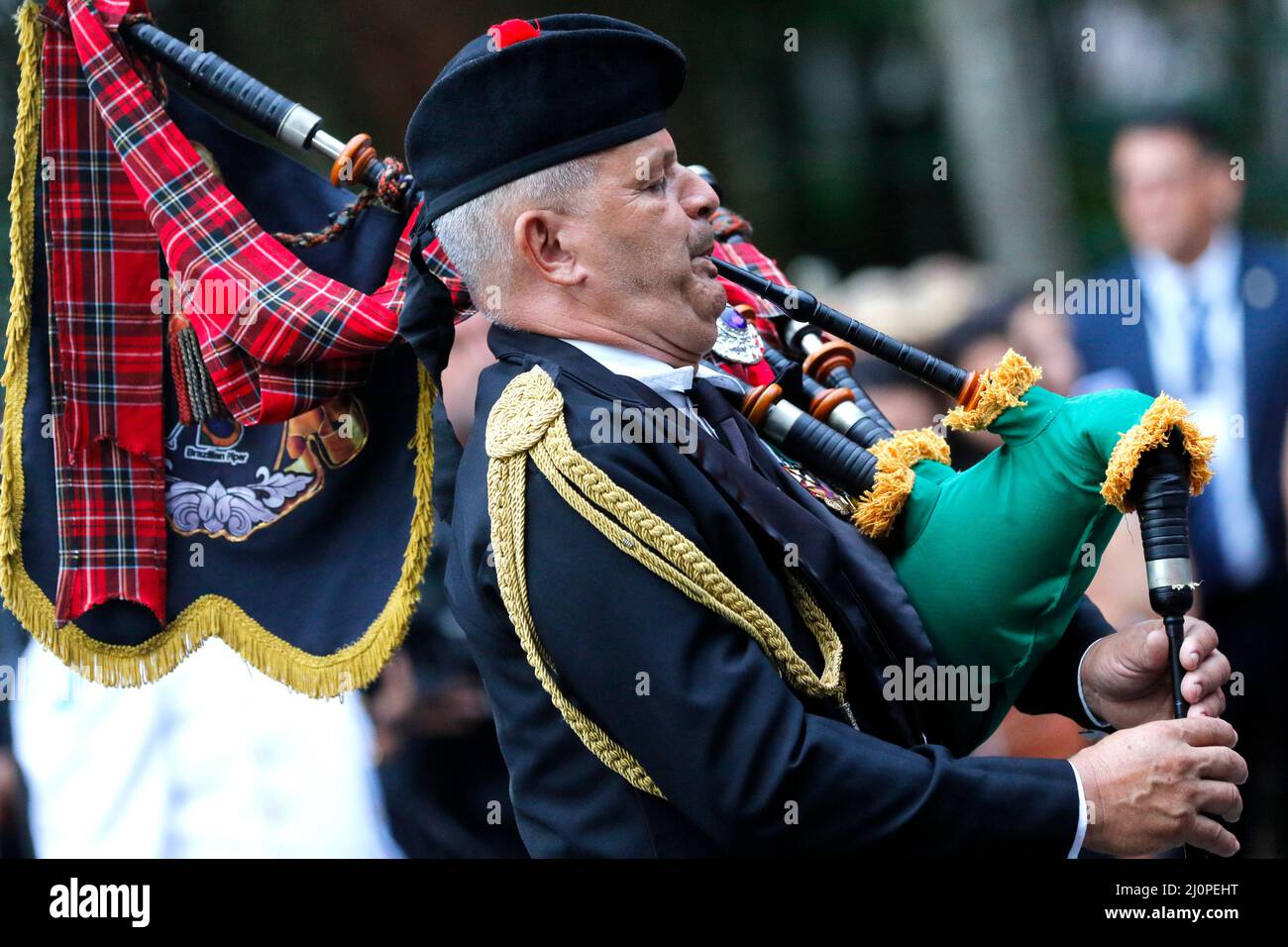 Cornemuse de cornemuse vêtue jouant des instruments de musique, typique de la tradition scotisch à la parade de rue Banque D'Images