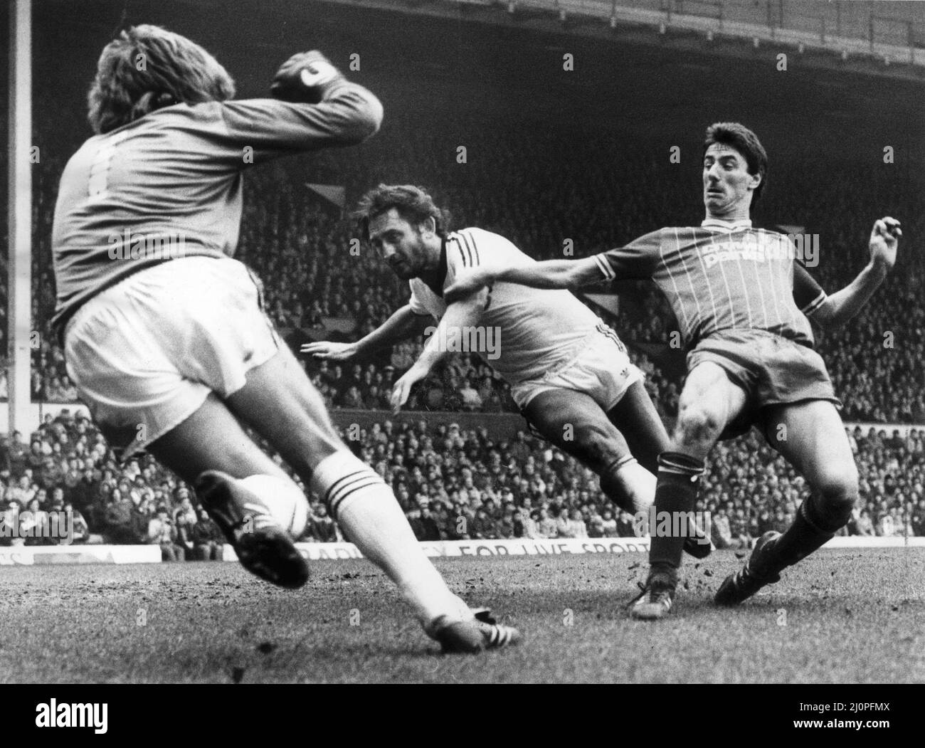Liverpool contre West Ham United, match de ligue à Anfield le 1983 mars. Le joueur de Liverpool Ian Rush bat Frank Lampard et le gardien de but Phil Parkes pour marquer le but de liverpool en 3rd. Banque D'Images