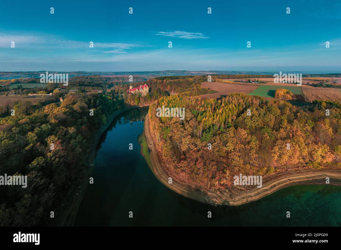 Vue panoramique sur le château de Czocha en automne Banque D'Images