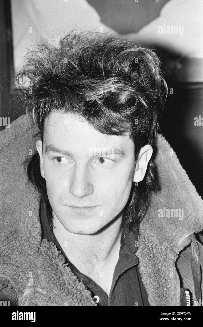 Bono, chanteur principal avec le groupe de rock irlandais U2 de Dublin, photographié lors d'une conférence de presse informelle avant le concert à la salle de danse de Tiffany, Sauchiehall Street, Glasgow, Écosse, 2nd mars 1983. Banque D'Images