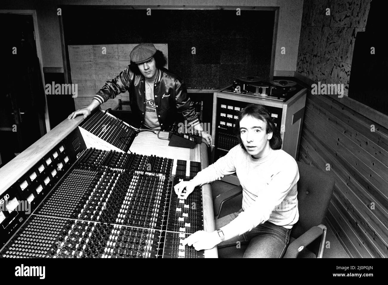 Brian Johnson, chanteur principal du groupe rock AC/DC, avec John Craig aux Lynx Studios, Shieldfield, Newcastle. 26th février 1983 Banque D'Images