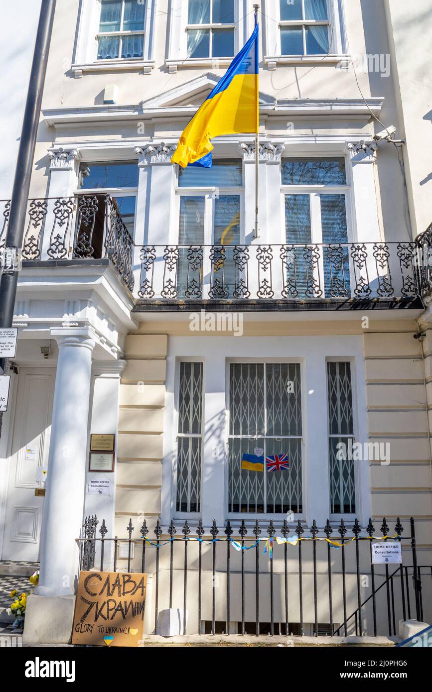 Consulat d'Ukraine, bureau de l'ambassade d'Ukraine, à Kensington Park Road, Londres, Royaume-Uni. Panneau de consultation du bureau à domicile Banque D'Images