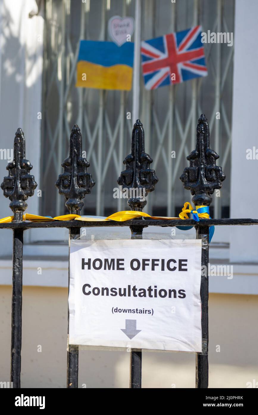 Consulat d'Ukraine, bureau de l'ambassade d'Ukraine, à Kensington Park Road, Londres, Royaume-Uni. Panneau de consultation temporaire du siège social Banque D'Images