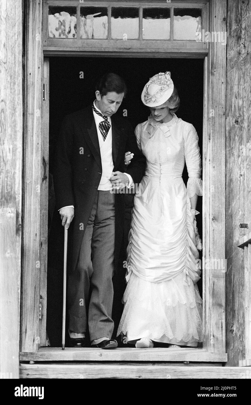 Visite du Prince et de la Princesse de Galles du Canada en juin 1983. Le  Prince Charles et la princesse Diana se sont vêtus de mode édouardien pour  une soirée au Klondike
