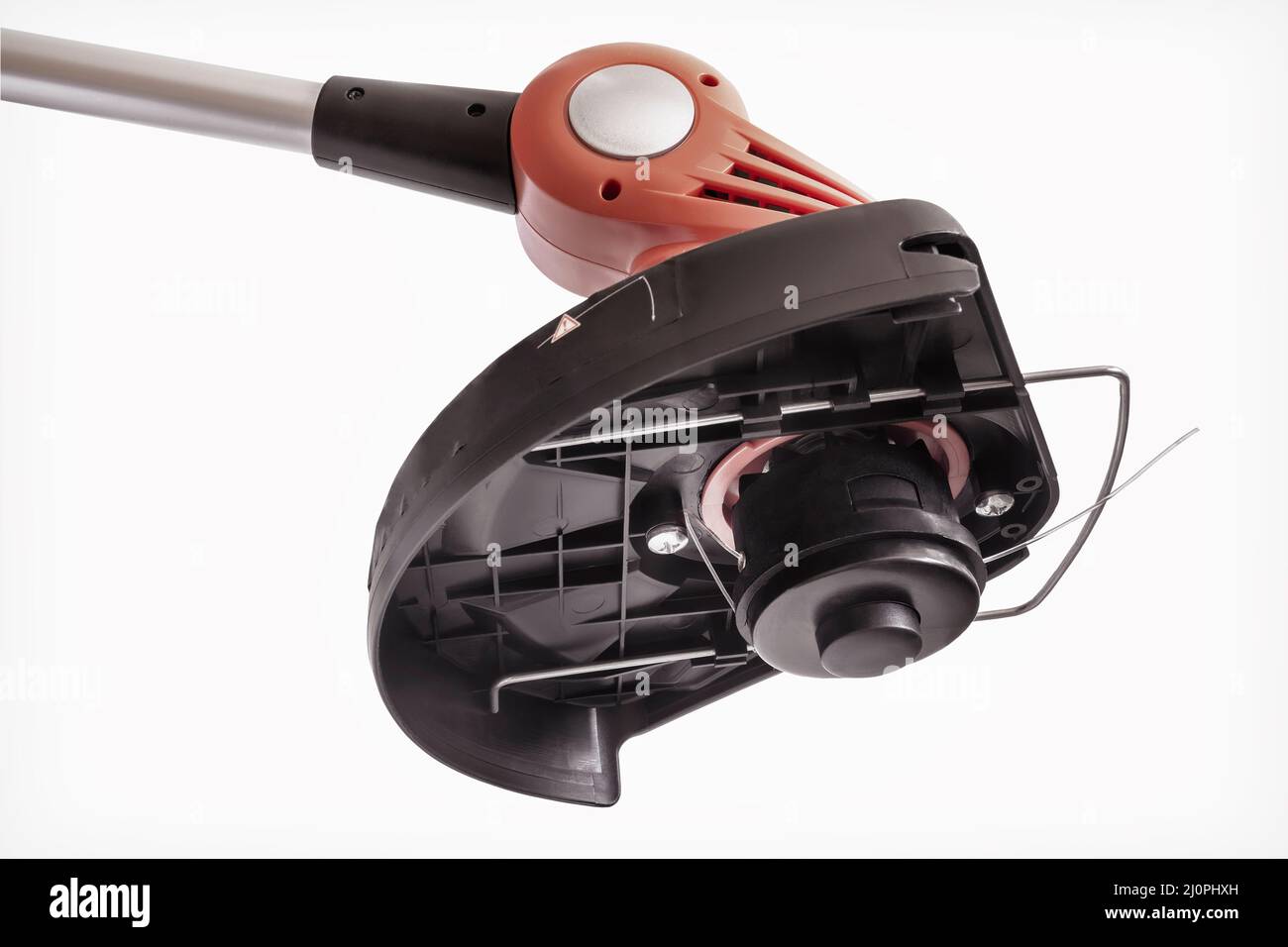 Appareils électroménagers : fragment d'une tondeuse-un coupe-herbe pour couper des pelouses sur des batteries rechargeables.Présenté sur fond blanc, vue avant, c Banque D'Images