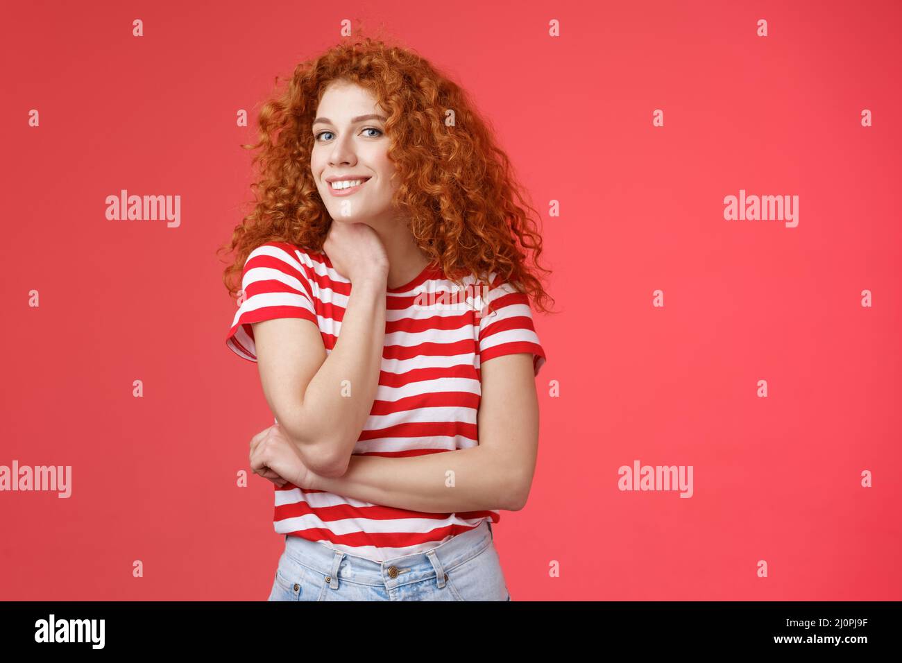 Gai animé mignon tendre redhead maurily fille romantique été humeur réfléchir ce présent petite amie heureux fierté mois Silly sm Banque D'Images