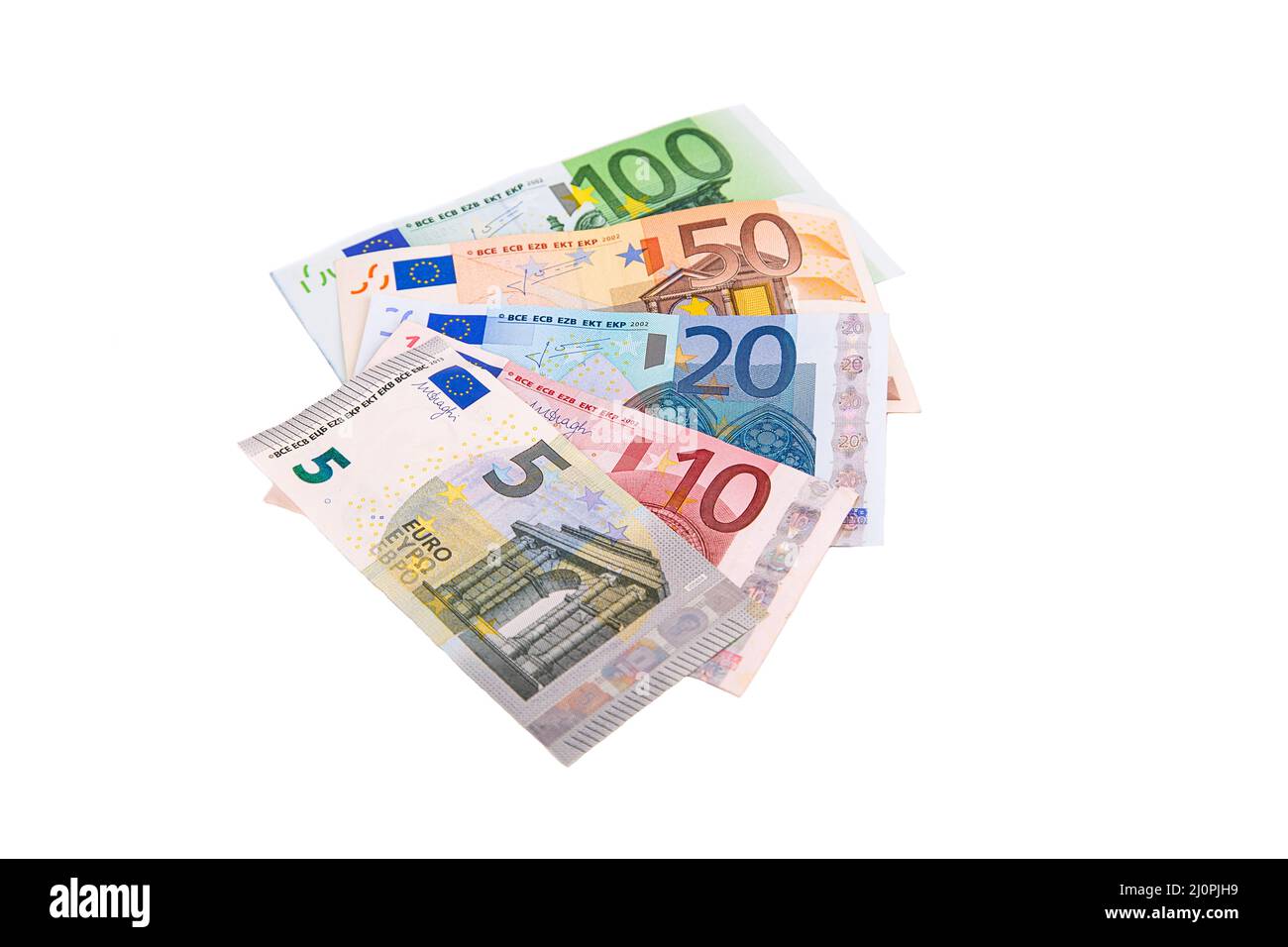 Les billets en euros de différentes valeurs se trouvent dans un ventilateur isolé sur fond blanc Banque D'Images