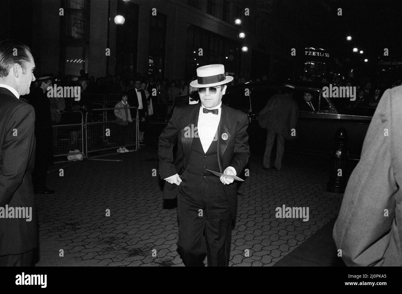 Elton John arrive à la première de 'The Last Starfighter' à Londres. 11th décembre 1984. Banque D'Images