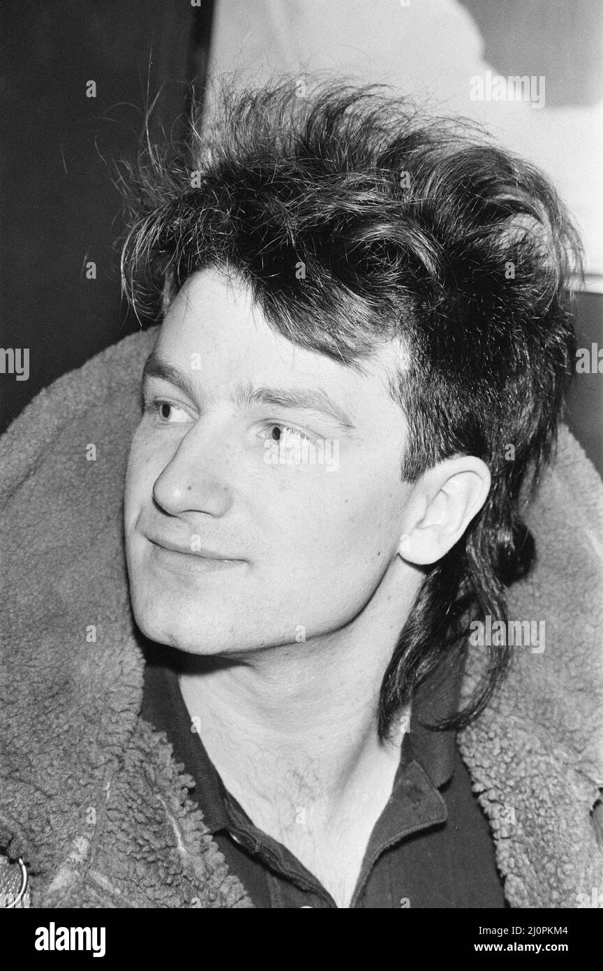 Bono, chanteur principal avec le groupe de rock irlandais U2 de Dublin, photographié lors d'une conférence de presse informelle avant le concert à la salle de danse de Tiffany, Sauchiehall Street, Glasgow, Écosse, 2nd mars 1983. Banque D'Images