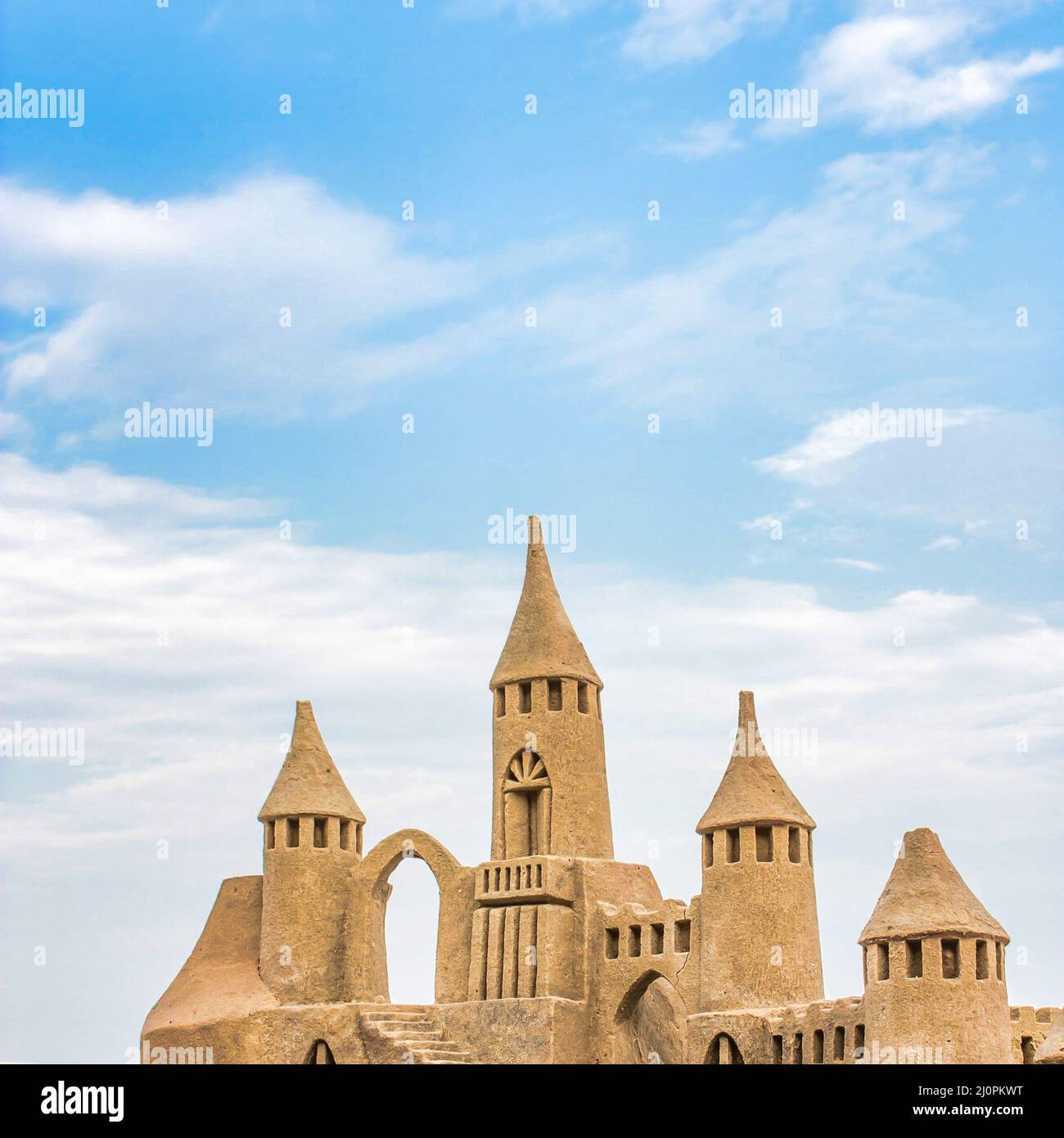 Sandcastle pendant une journée ensoleillée avec fond bleu ciel.Concept pour l'été, les vacances et le plaisir. Banque D'Images