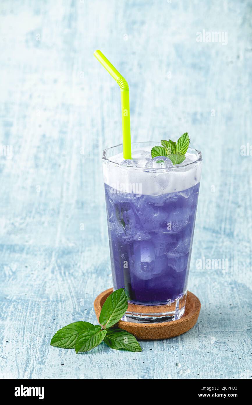 cocktail de noix de coco bleue rafraîchissant sur fond de pierre bleue Banque D'Images