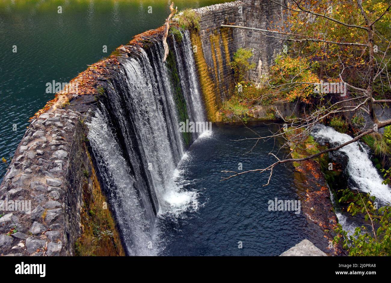 La faible pluviométrie a réduit le déversement d'eau au-dessus de la chute d'eau de Mirror Lake dans l'aire de jeux de Blanchard Springs. L'équilibrage du journal unique se bloque sur ed Banque D'Images