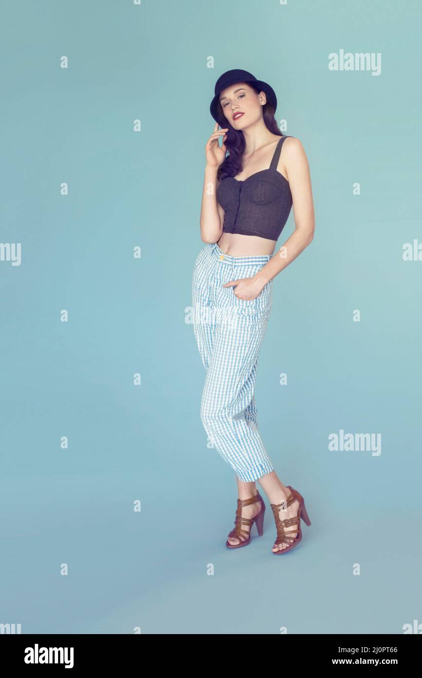 Style et style. Portrait studio d'une jeune femme élégante et attrayante portant un chapeau à l'ancienne. Banque D'Images