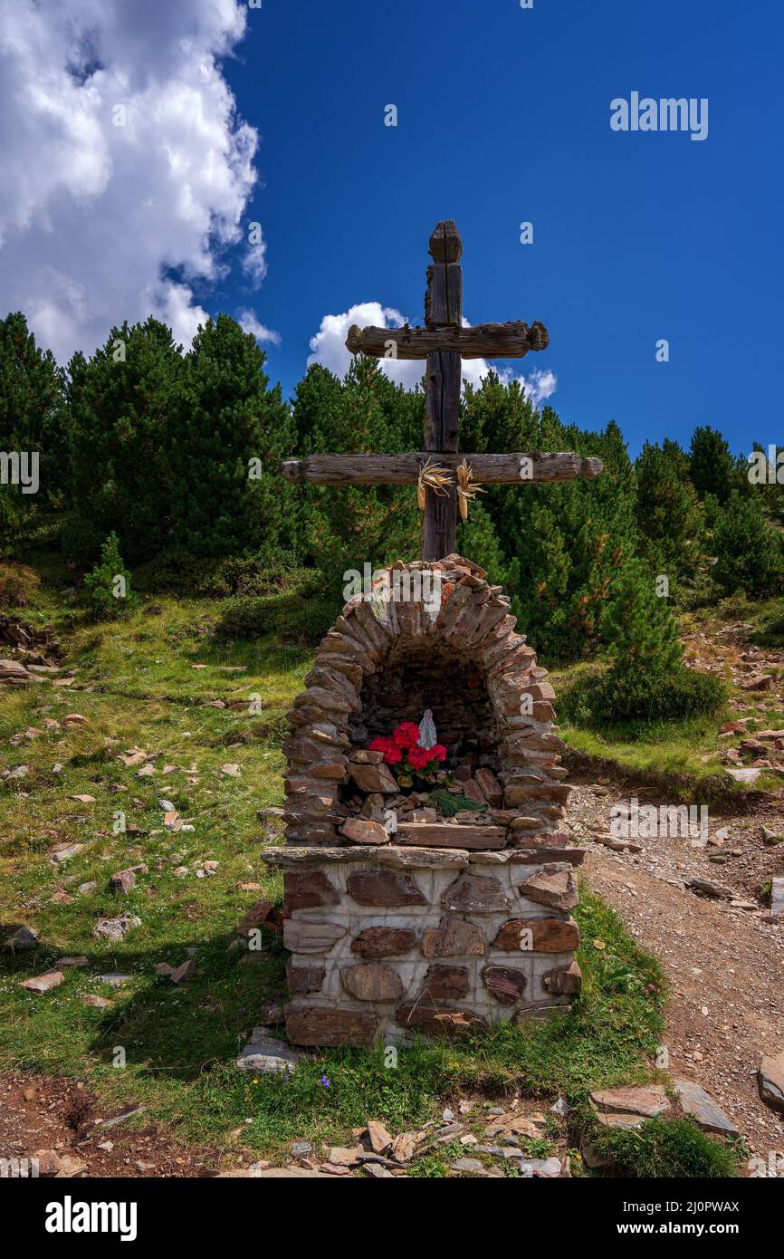Crucifix dans les montagnes Banque D'Images