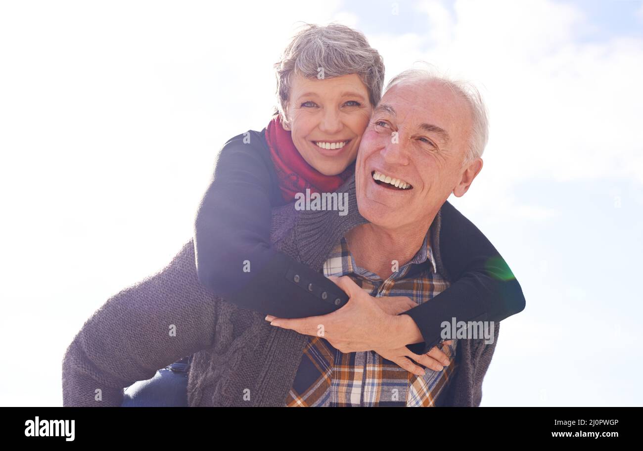Le bonheur garde l'esprit jeune. Portrait d'un couple aîné heureux profitant d'une promenade en plein air. Banque D'Images