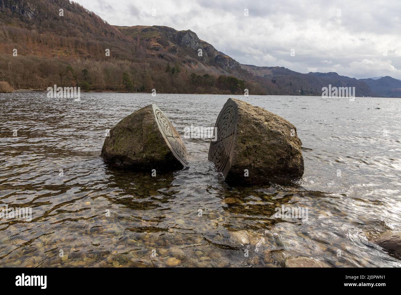 Pierre de 100 ans à Derwent Water - la Pierre du centenaire de la National Trust à Keswick, par l'artiste Peter Randall-page Banque D'Images