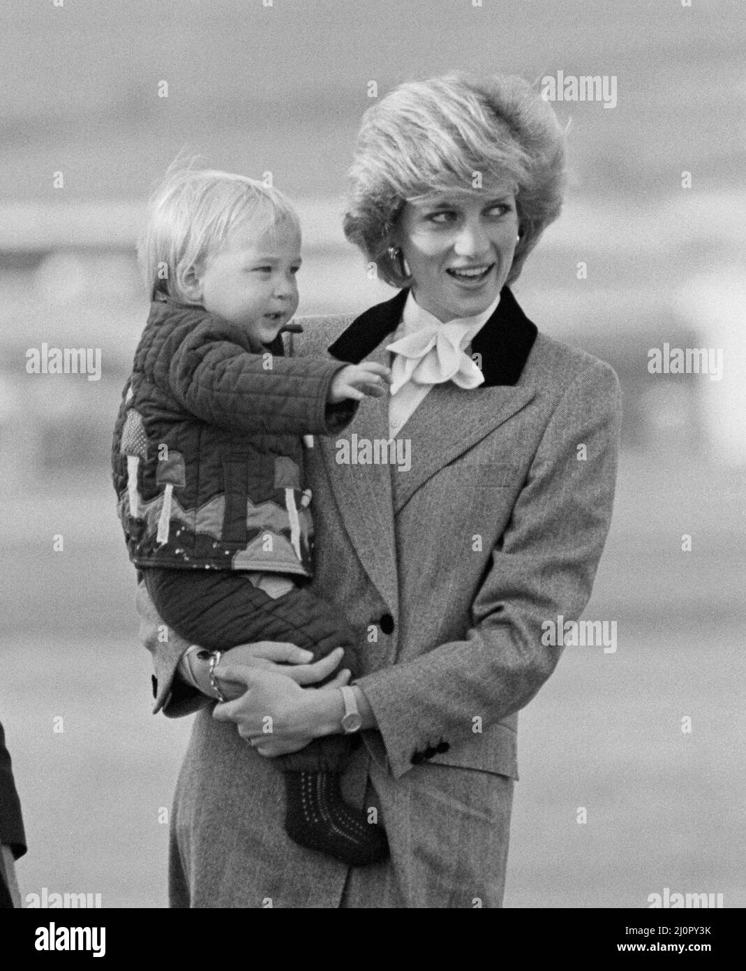 S.A.R. la princesse Diana, la princesse de Galles, tient son fils le prince William, avant de monter à bord de l'avion royal à l'aéroport d'Aberdeen, en Écosse. Photo 3 de 4 dans cette séquence de 4 photos, la princesse Diana demande au prince William de se désaler. Il ne comprend pas et ne vague pas. La princesse Diana se fait alors la vague, et le prince William se joint bientôt à elle en signe d'agité. Copie de sa mère. Il s'agit peut-être d'une vague royale, même la première, d'un prince William âgé de 16th mois. Photo prise le 24th octobre 1983 Banque D'Images