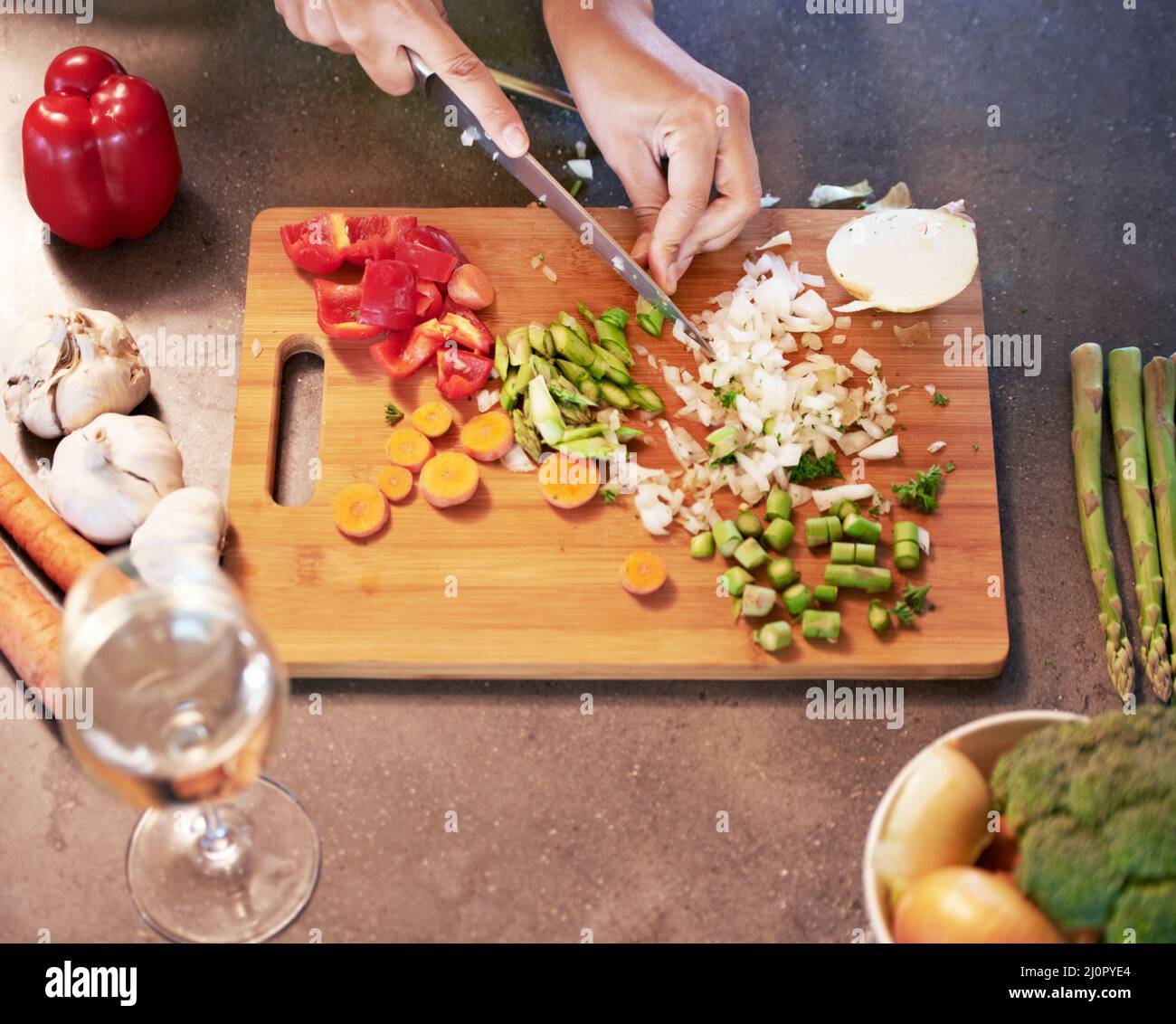 Temps de cuisson. Gros plan d'une femme qui coupe des mains de légumes. Banque D'Images