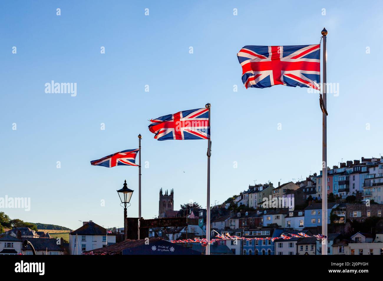 BRIXHAM, DEVON, Royaume-Uni - JUILLET 28 : trois drapeaux Union Jack dans le port de Brixham Devon le 28 juillet 2012 Banque D'Images