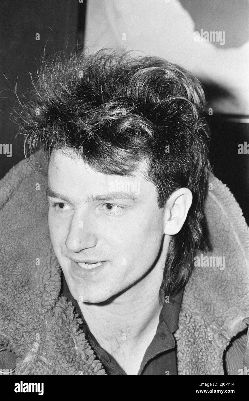 Bono, chanteur principal avec le groupe de rock irlandais U2 de Dublin, photographié lors d'une conférence de presse informelle avant le concert à la salle de danse de Tiffany, Sauchiehall Street, Glasgow, Écosse, 2nd mars 1983. Banque D'Images