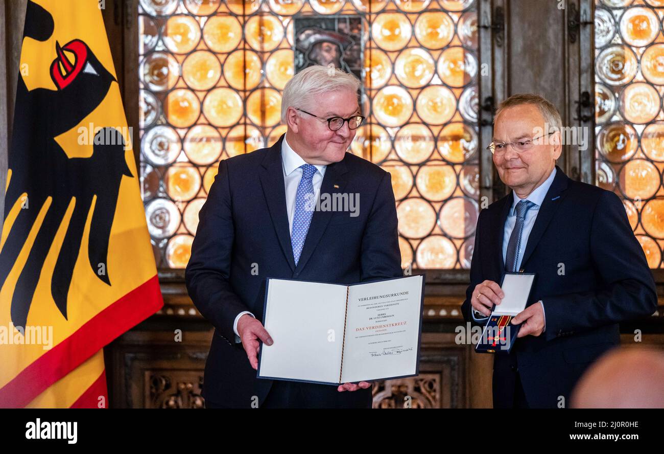 20 mars 2022, Thuringe, Altenburg: Le président fédéral Frank-Walter Steinmeier (l.) décerne Lutz Unbehun, ancien directeur du château de Heidecksburg à Rudolstadt, la Croix du mérite avec ruban au palais d'Altenburg. La visite en Thuringe est la première étape de la série d'événements 'Ortszeit Deutschland', dans laquelle Steinmeier souhaite visiter différentes régions d'Allemagne pour parler directement aux politiciens et aux citoyens locaux. Photo: Kristin Schmidt/dpa Banque D'Images