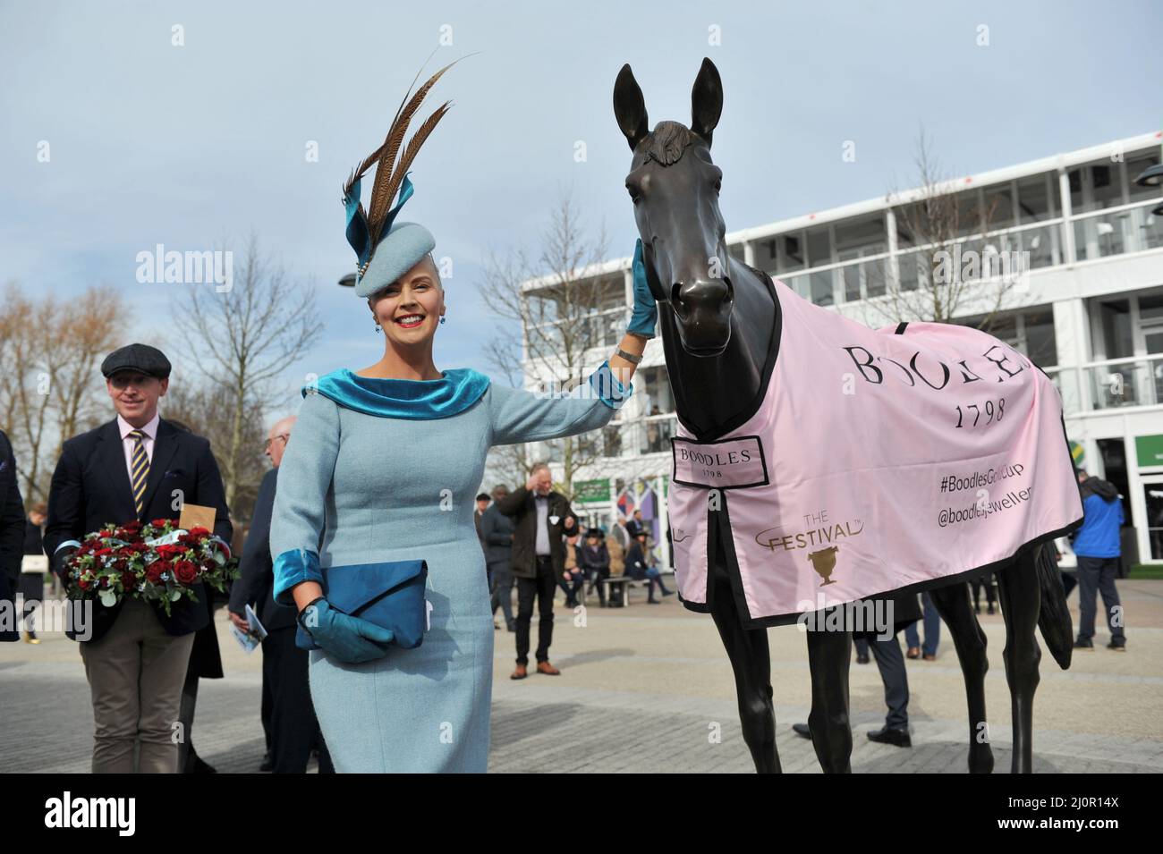 Jour 1 du Festival de Cheltenham à l'hippodrome de Cheltenham. La foule le premier jour est enthousiaste à l'idée de commencer la course. Photo de Mikal Ludlow Phot Banque D'Images