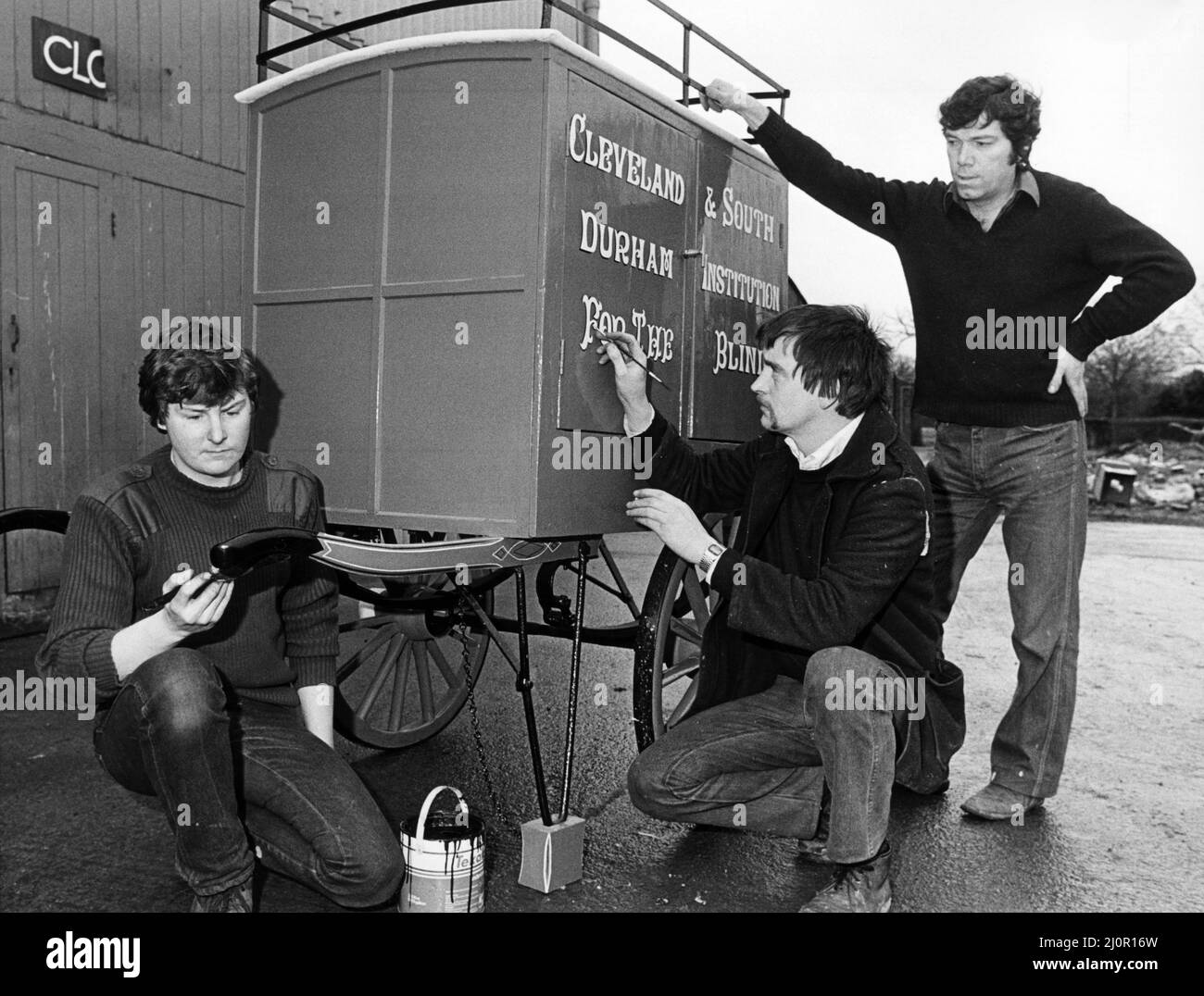 Stockton Preston Hall Museum. 12th janvier 1984. l-r Nigel Alexander, Ivor Jenkinson et Brian Hope viennent de terminer le travail sur un impressionnant ensemble de six chariots à main à exposer au Musée Preston Hall, au chemin Yarm, au parc Preston, à Stockton on Tees. Le trio, sur un régime de la Commission des services de main-d'oeuvre, constitue l'équipe de restauration des musées et dispose de dizaines d'équipements. Banque D'Images