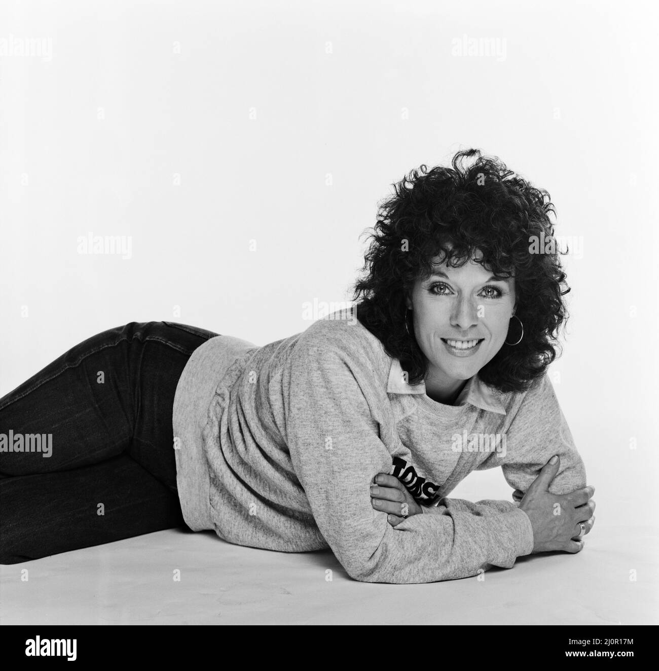 Jill Gascoine, actrice et star de la série télé détective The Gentle Touch and C.A.T.S Eyes, vu dans ce studio tournage à partir de 1984 photo prise le 14th octobre 1984 Banque D'Images