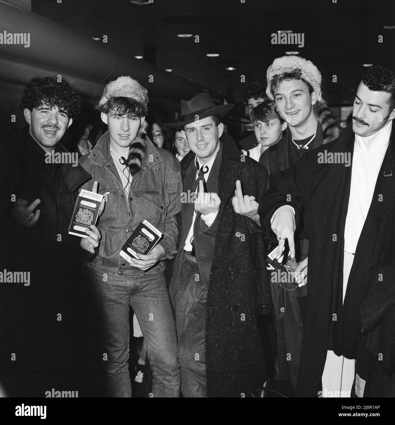 Frankie se rend aux membres du groupe Hollywood photographiés à l'aéroport de Londres. De gauche à droite, Peter Gill, Brian Nash, Holly Johnson, Mark O'Toole et Paul Rutherford. 28th octobre 1984. Banque D'Images