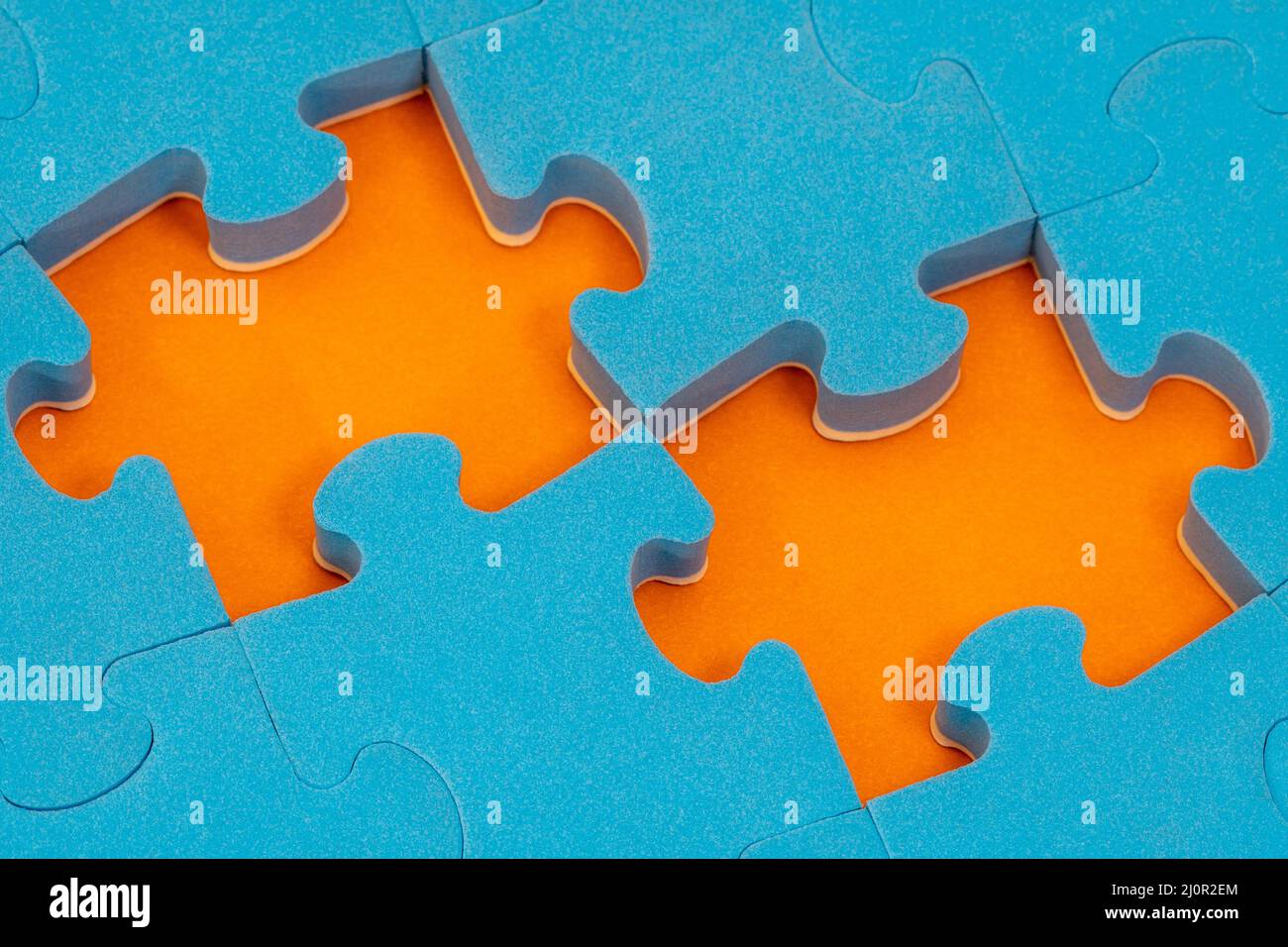 Puzzle bleu avec deux pièces manquantes Banque D'Images