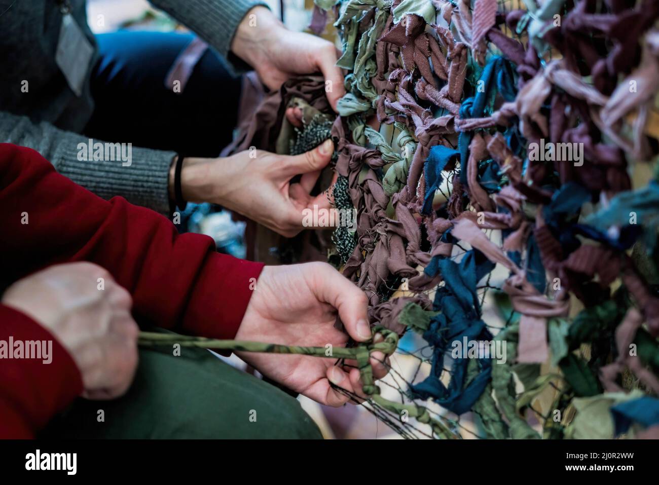 19 mars 2022, Lviv, Ukraine : les volontaires trient les filets de camouflage pour l'armée ukrainienne. Bibliothèque transformée en quartier général des volontaires où les filets de camouflage sont prêts à être envoyés à l'avant ou aux différents points de contrôle le long des routes ukrainiennes. (Image de crédit : © Vincenzo Circosta/SOPA Images via ZUMA Press Wire) Banque D'Images