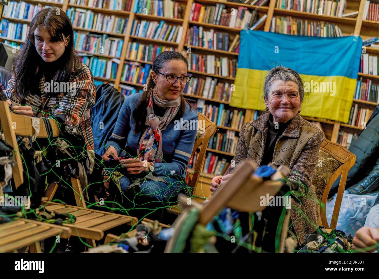 19 mars 2022, Lviv, Ukraine : les volontaires trient les filets de camouflage pour l'armée ukrainienne. Bibliothèque transformée en quartier général des volontaires où les filets de camouflage sont prêts à être envoyés à l'avant ou aux différents points de contrôle le long des routes ukrainiennes. (Image de crédit : © Vincenzo Circosta/SOPA Images via ZUMA Press Wire) Banque D'Images