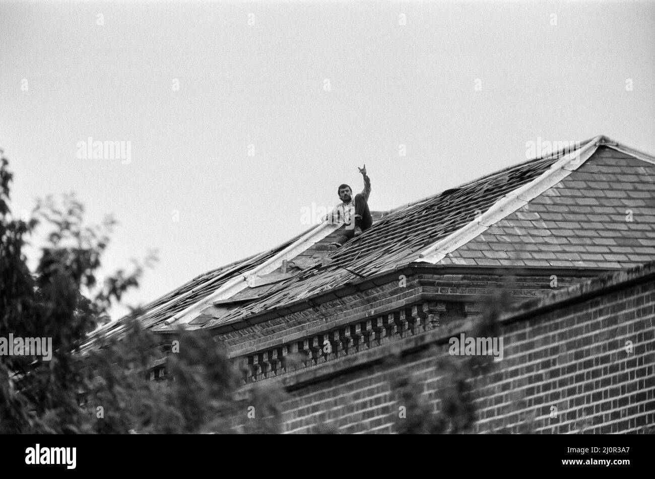 Michael Peterson (alias Charles Bronson) organise une manifestation sur le toit de l'hôpital Broadmoor. 20th juin 1983. Banque D'Images