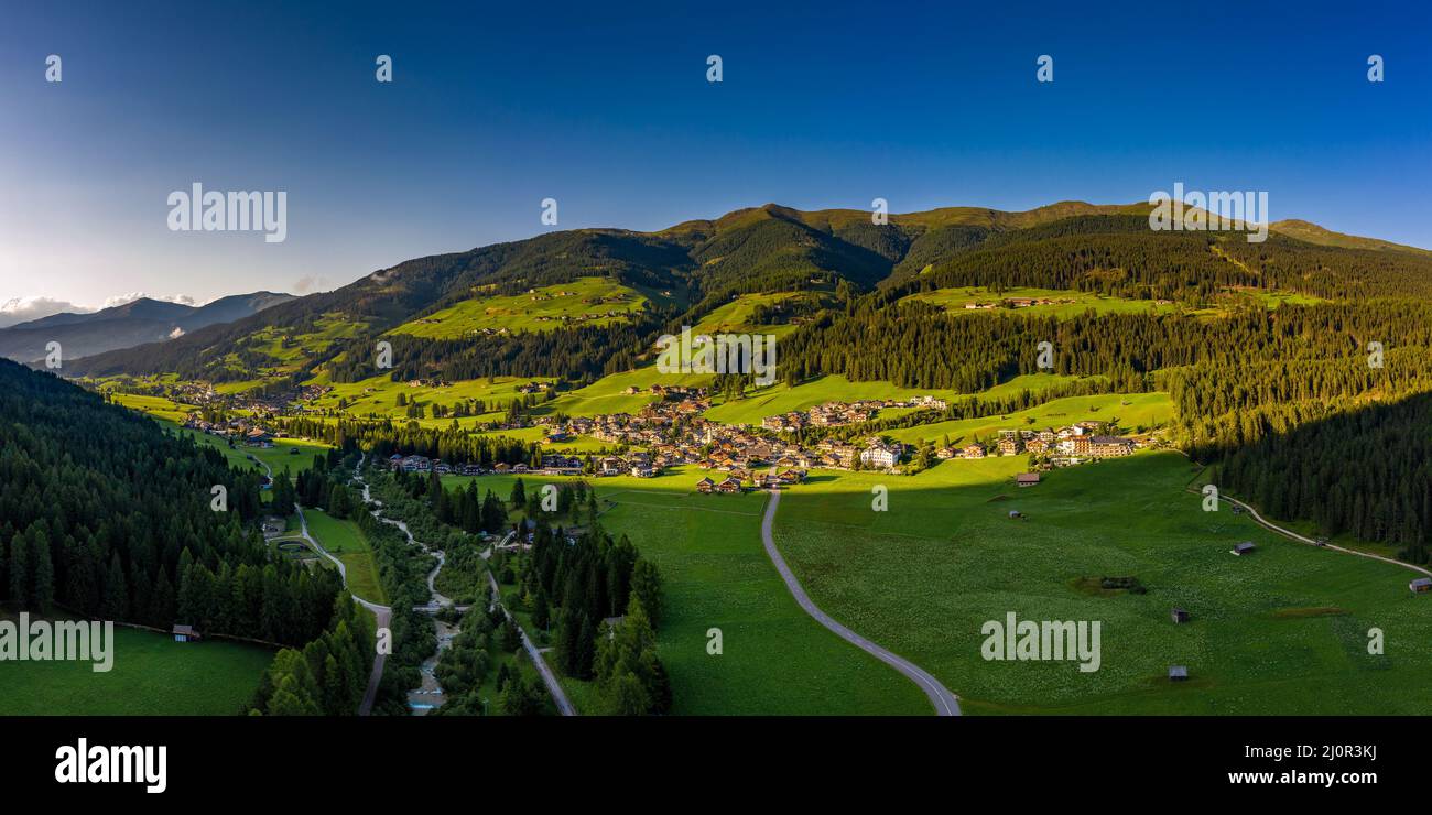 Vue panoramique de Sesto Sexten ( ) et de la mousse ( Moos ) dans le Tyrol du Sud. Dronephotography. Banque D'Images