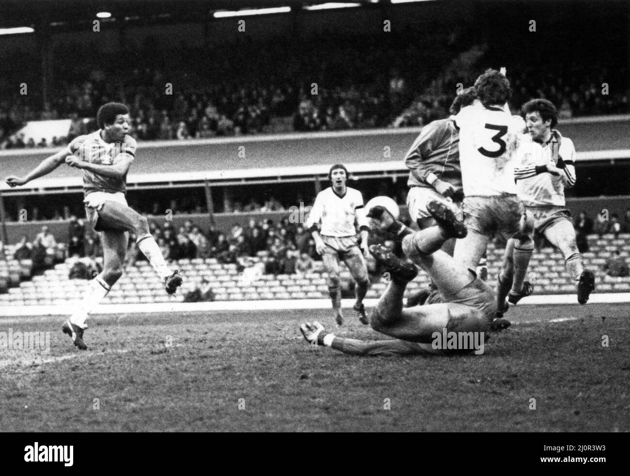 Howard Gayle de Birmingham City tente un but. Birmingham City v West Ham United, League Division One. St Andrew's, le 5th février 1983. Banque D'Images